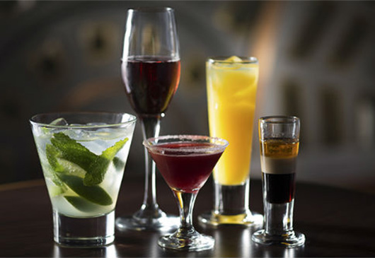 Αλκοόλ 101: Κατανόηση διαφορετικών τύπων αλκοόλ και πώς να τα απολαμβάνετε υπεύθυνα